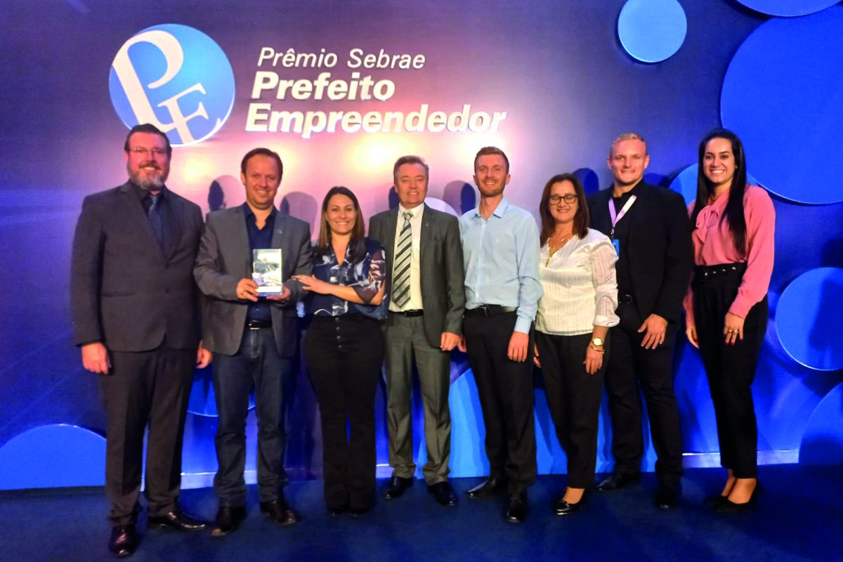 Chiapetta recebe troféu de finalista do Prêmio Sebrae Prefeito Empreendedor