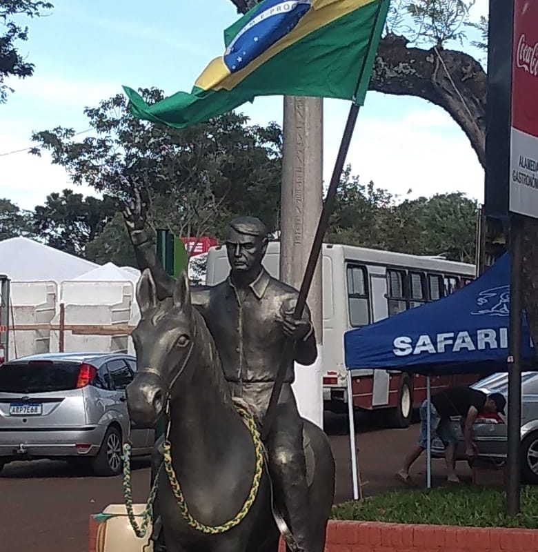 Artista de São Martinho constrói estátua de Bolsonaro
