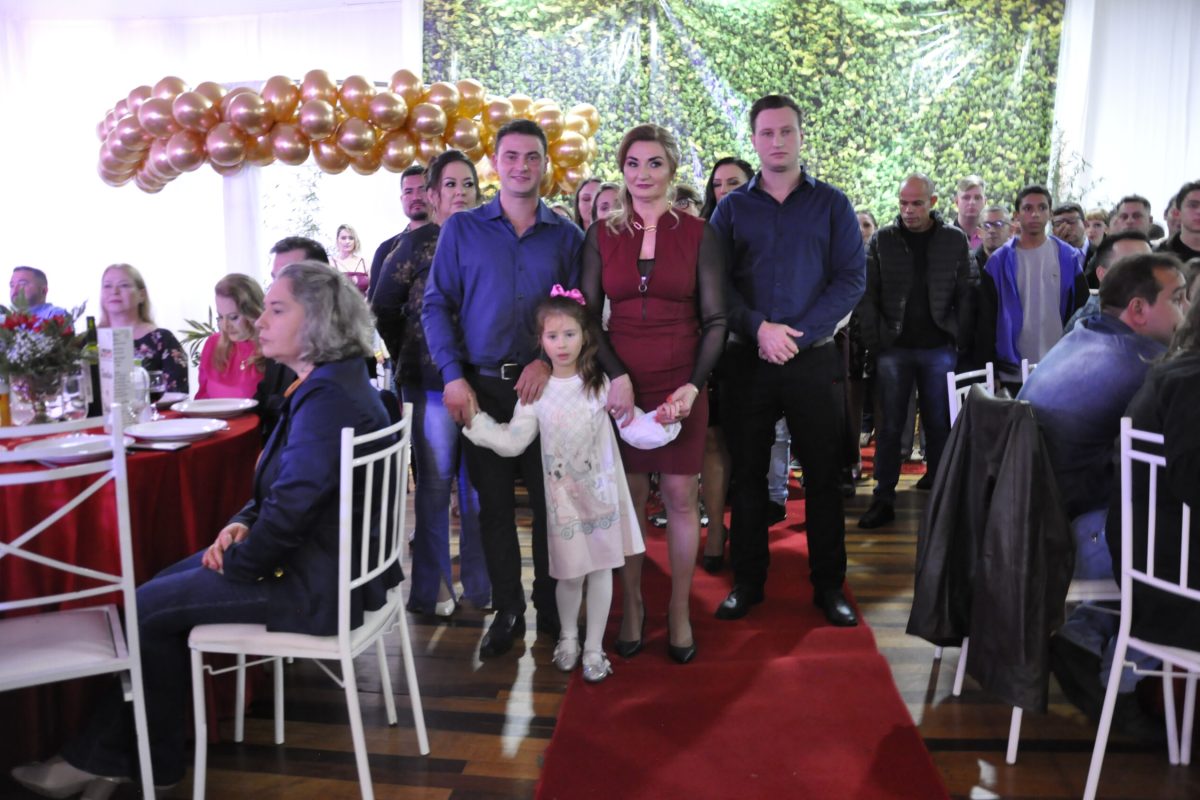 Emoção e alegria marcam o jantar baile do Supermercado Santi
