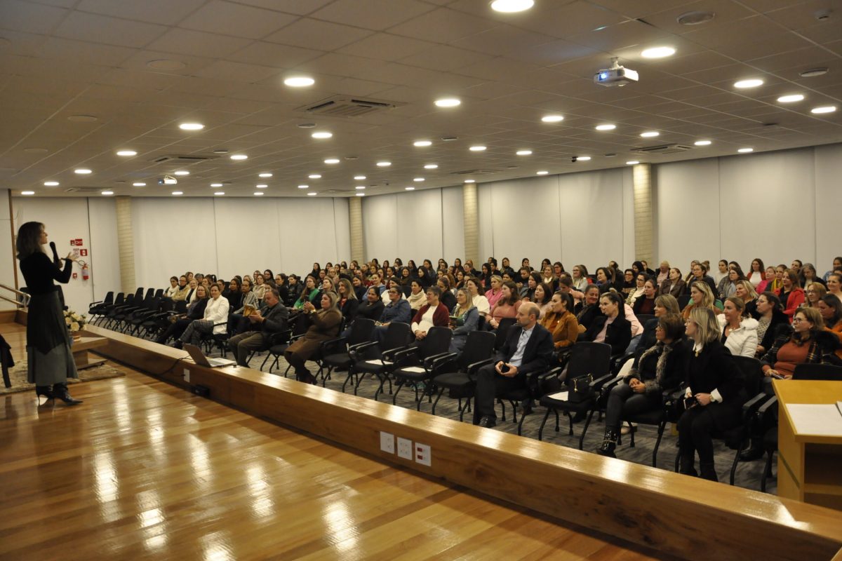 Simone Leite realiza palestra memorável em Santo Augusto