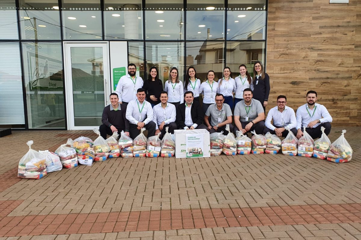 Agência do Sicredi em Santo Augusto arrecada 500kg de alimentos para doação