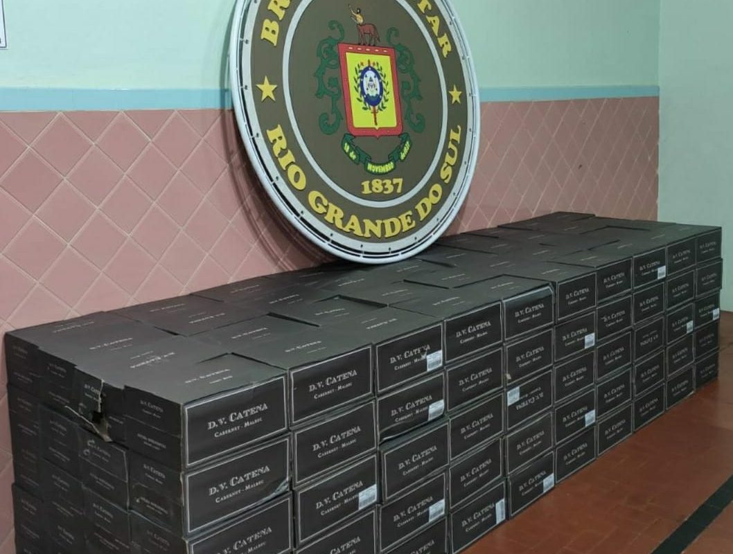 7º BPM apreende 1200 garrafas de bebidas estrangeiras avaliadas em 260 mil reais durante Operação Controle Brasil em Campo Novo