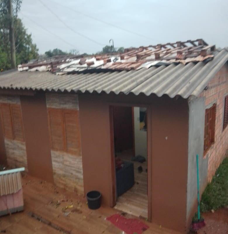 Temporal causa destelhamento em Santo Augusto