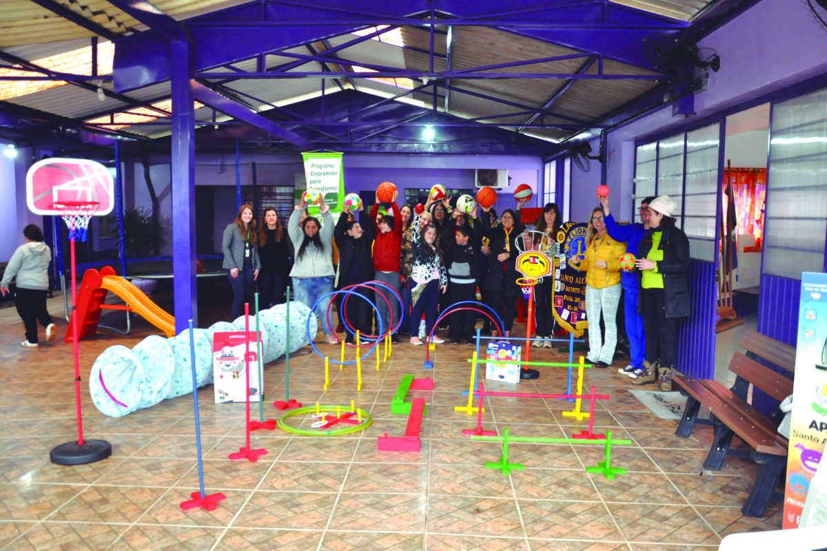 Lions Clube entrega equipamentos esportivos à APAE