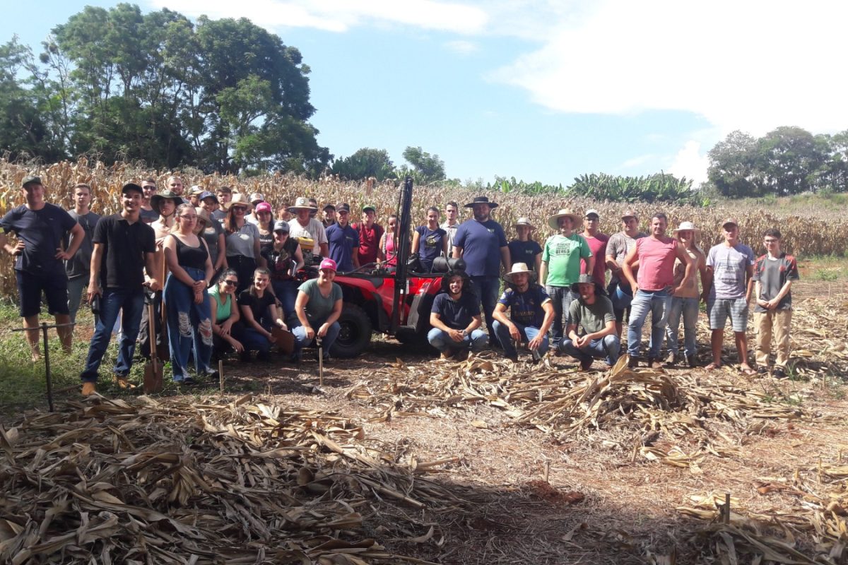 Engenheiros Agrônomos formados na Uergs Três Passos, realizam atividades com turmas de estudantes do Curso de Agronomia