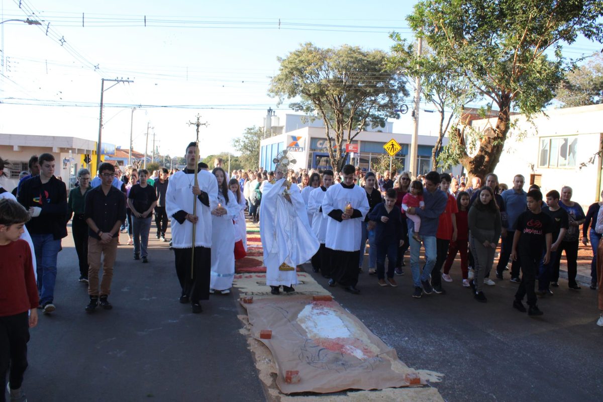 Confecção de tapetes marca a celebração de Corpus Christi em Santo Augusto