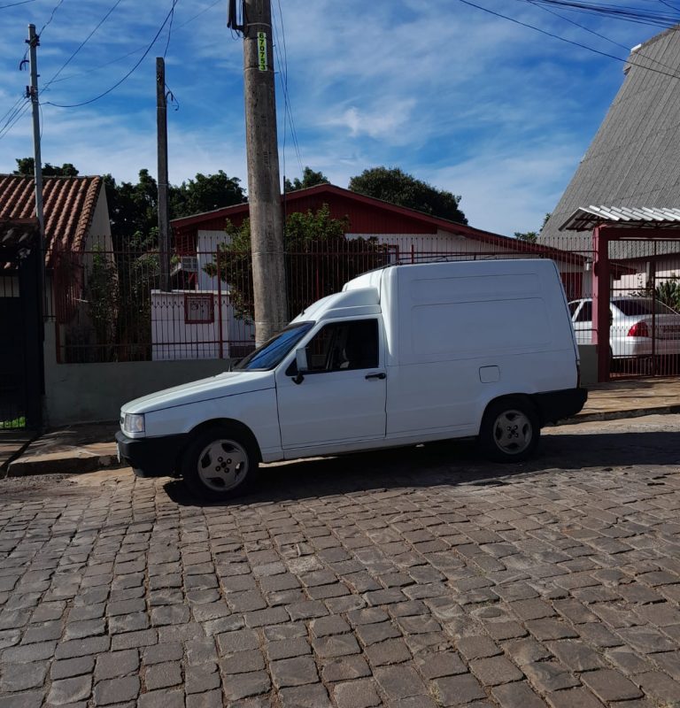 Entregador tem veículo roubado enquanto descarregava encomendas na Feira do Produtor em Passo Fundo