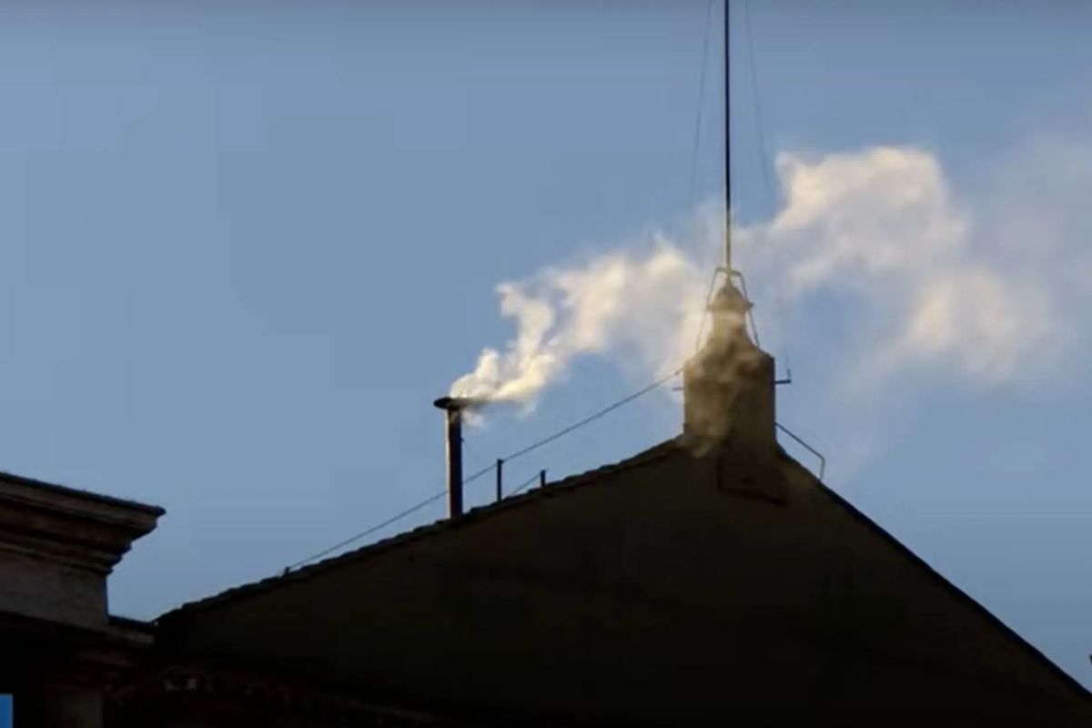 Igreja Católica anuncia novo papa após fumaça branca na Capela Sistina