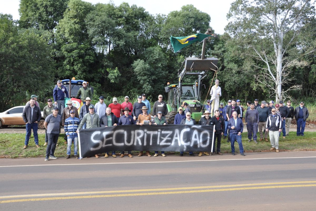 Produtores rurais protestam na ERS-155 por medidas mais eficazes diante da crise no campo