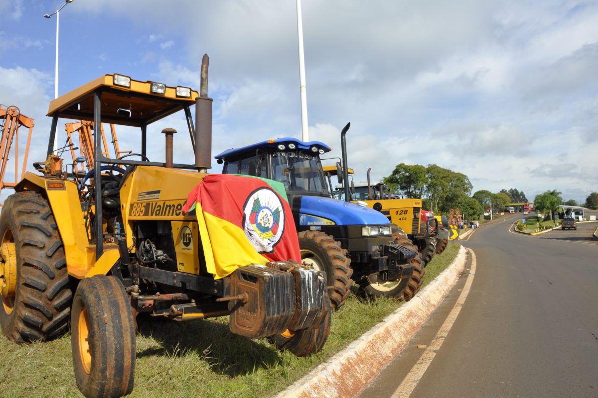 Produtores rurais protestam no trevo de acesso a Coronel Bicaco por renegociação de dívidas