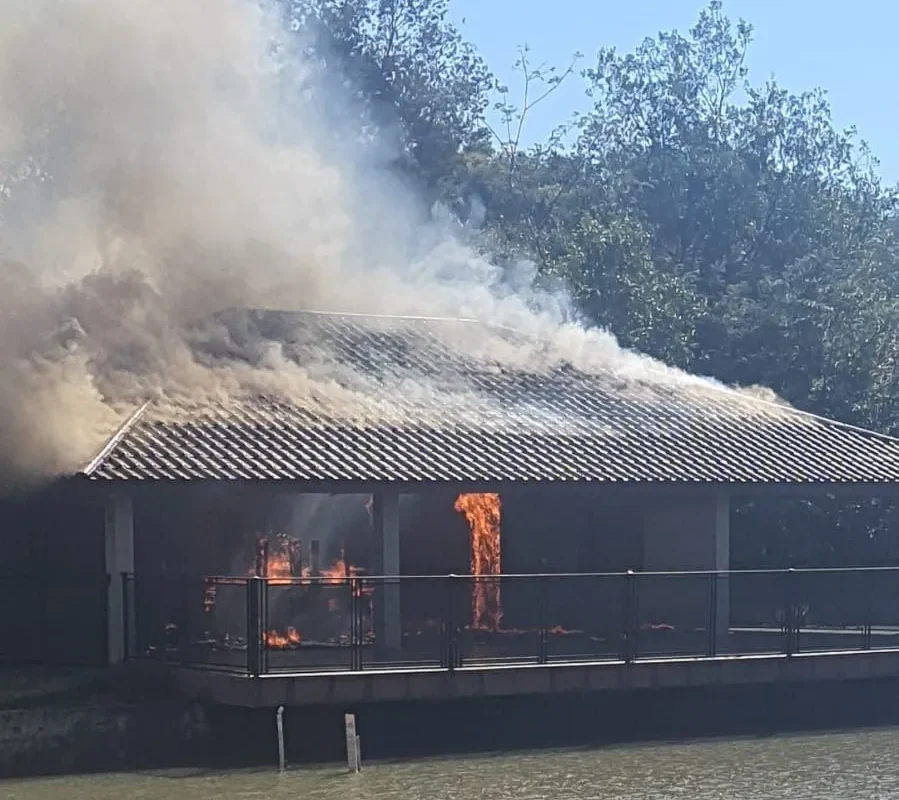 Incêndio destrói quiosque no interior de Santo Cristo