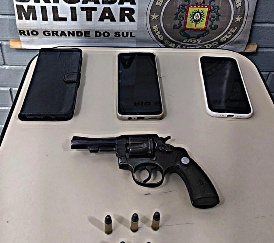 Trio é preso por porte ilegal de arma de fogo em Três Passos
