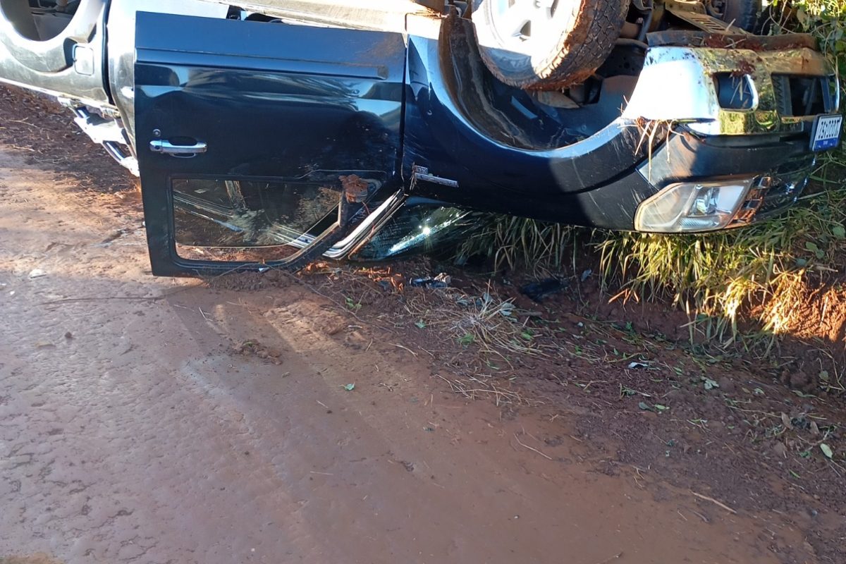 Caminhonete capota em estrada congelada no interior de Santo Augusto