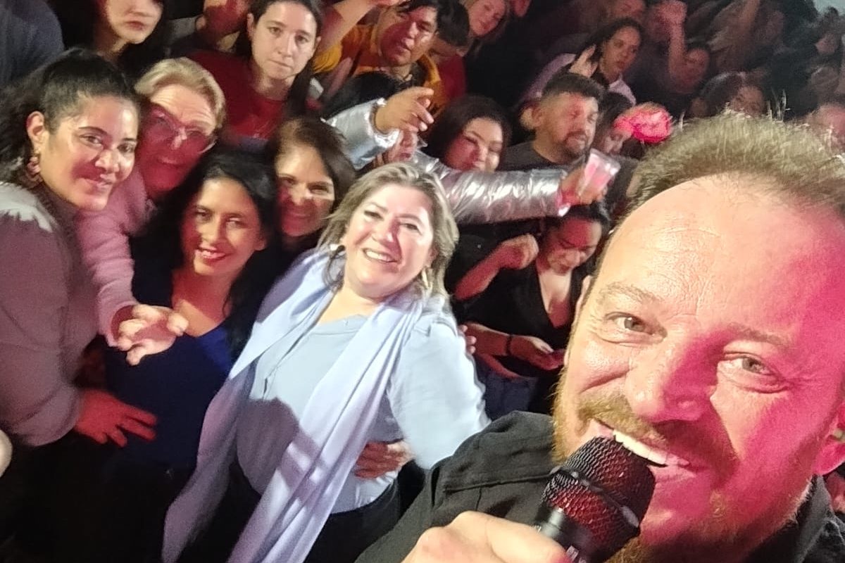 Salão Tropical do Nito recebe multidão em baile com Rainha Musical e Grupo Momentos