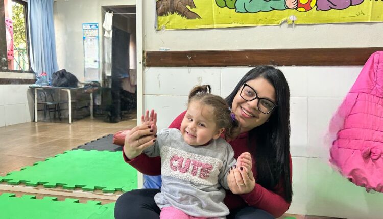 Na Semana Nacional da Pessoa com Deficiência, professora e aluna mostram que inclusão, afeto e superação transformam vidas na escola.