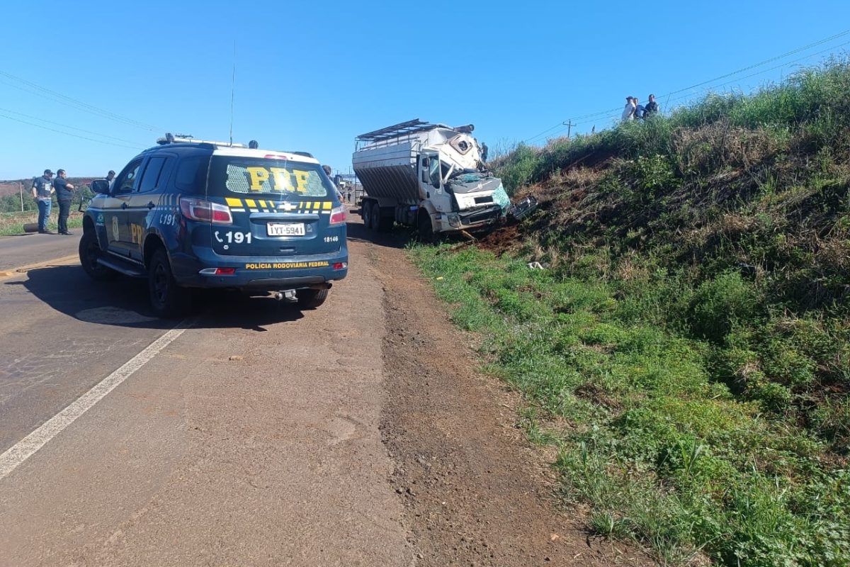 Condutor morre em colisão frontal entre caminhões na BR-472, em Santo Cristo
