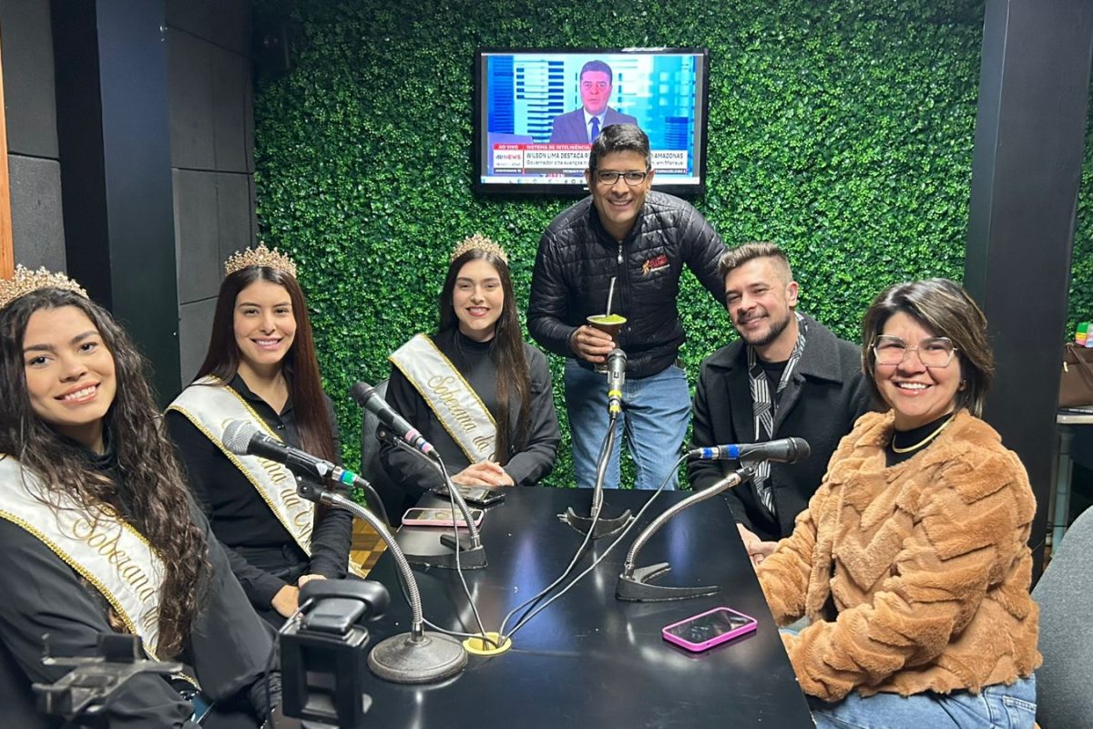 Comissão organizadora e corte da Expofesa 2025 visitam estúdio da Rádio Ciranda