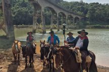 Cavaleiros da 20ª RT percorrem 506 km em busca da Chama Crioula, que chegará a Humaitá para marcar o início dos Festejos Farroupilhas.