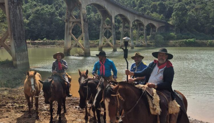 Cavaleiros da 20ª RT percorrem 506 km em busca da Chama Crioula, que chegará a Humaitá para marcar o início dos Festejos Farroupilhas.