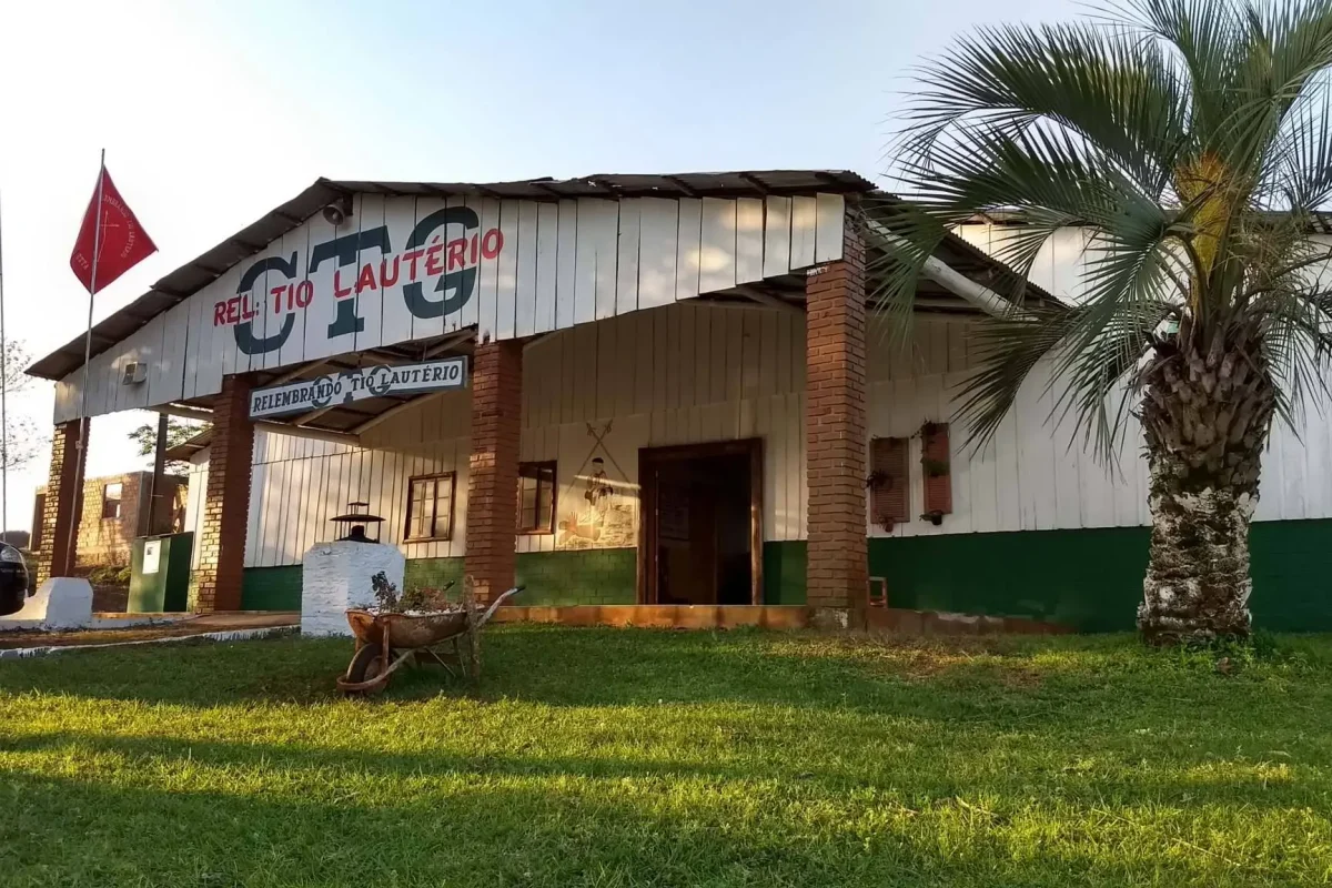 CTG Relembrando Tio Lautério abre Semana Farroupilha com jantar e posse de prendas e peões