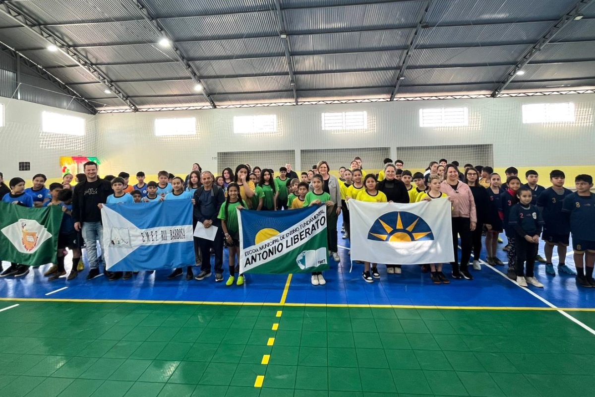 SME recebe fardamento esportivo para cinco escolas municipais