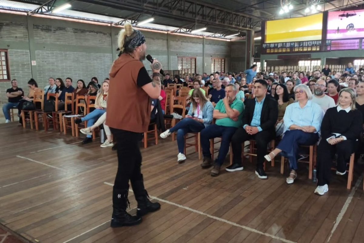 Servidores municipais participam de Palestra Show sobre valorização da vida