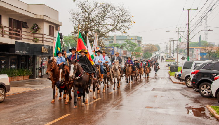 De 13 a 20 de setembro, programação celebra cultura gaúcha, com desfile na Rua Rio Branco e diversas atividades culturais na cidade.