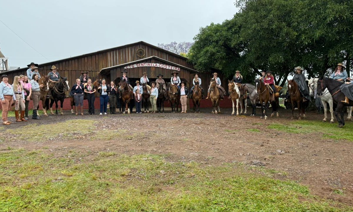 Cavalgada reúne mulheres em apoio ao Outubro Rosa em Tiradentes do Sul
