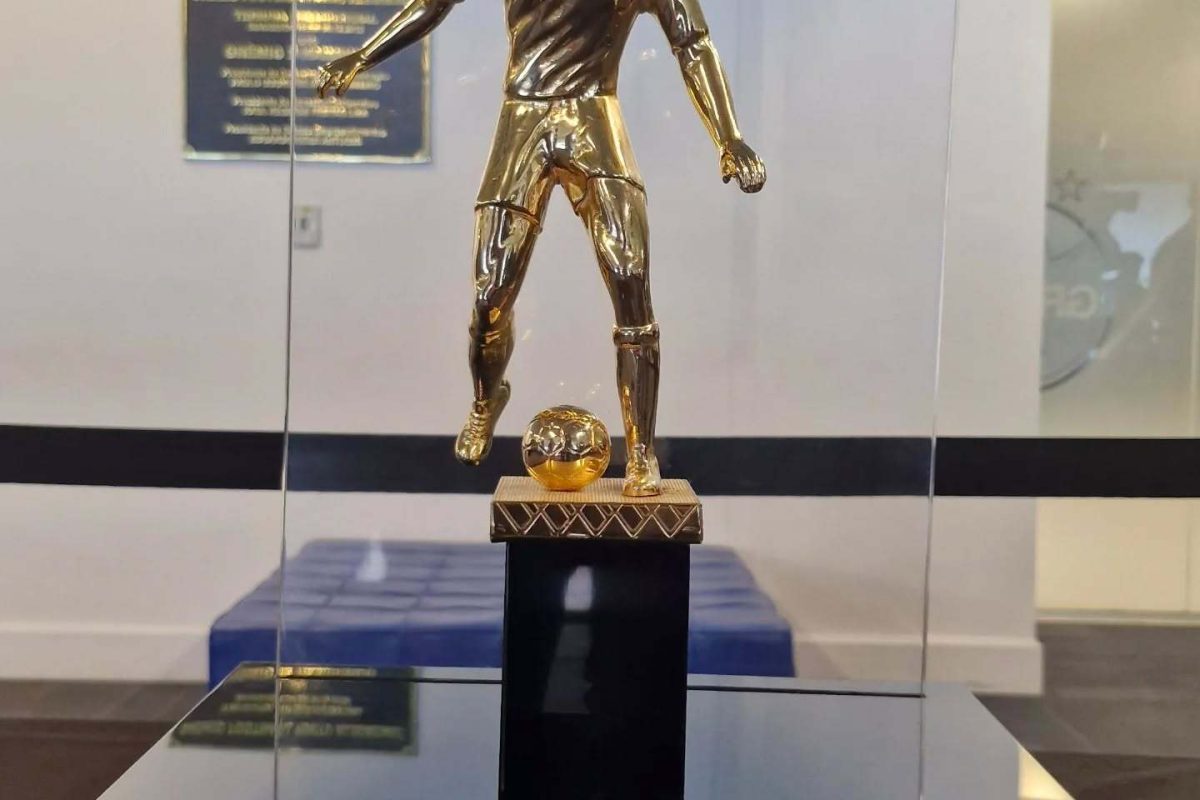 Grêmio recebe o troféu da Supercopa do Brasil de 1990 após mais de três décadas