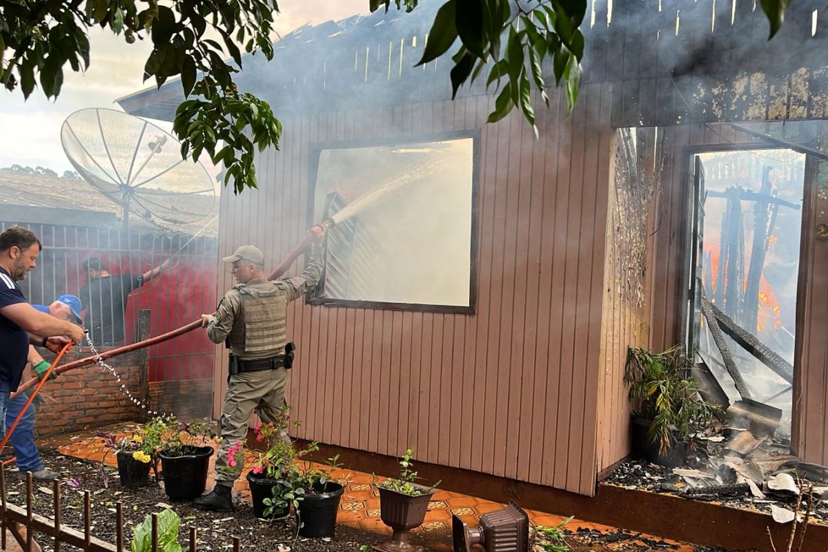 Incêndio consome residência no Bairro Santa Fé em Santo Augusto