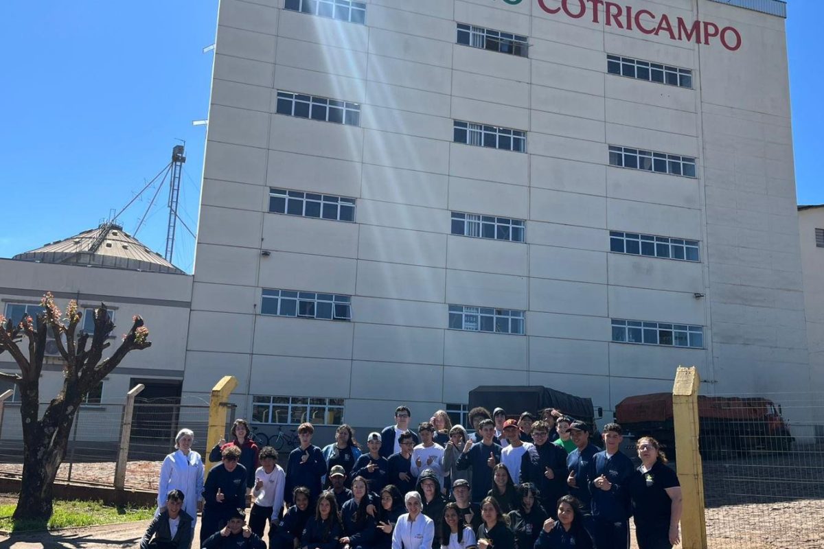 Alunos da Escola Francisco Andrighetto visitam o Moinho da Cotricampo em Campo Novo