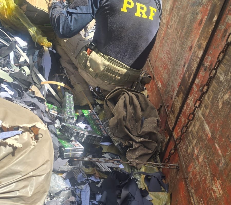 PRF e Brigada Militar apreendem caminhão com grande carga de cigarros contrabandeados na BR-386