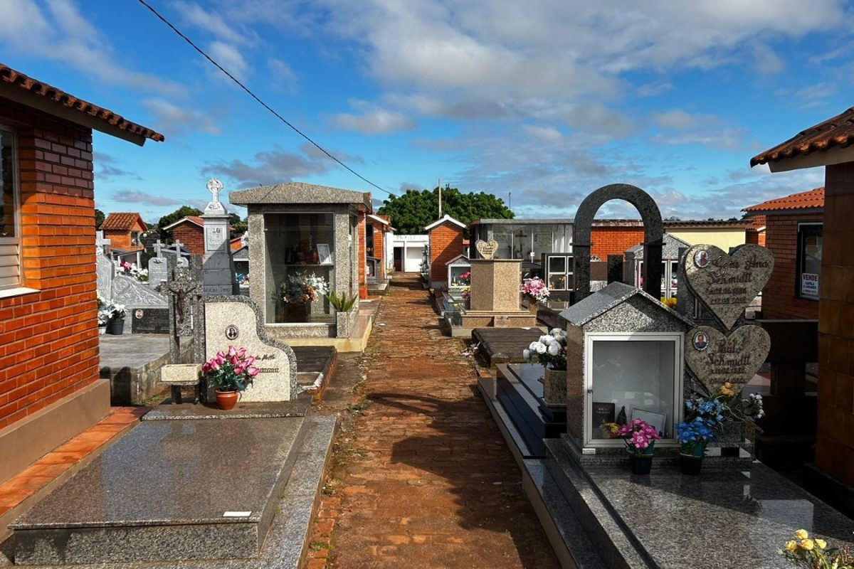 Dia de Finados aumenta movimento nos cemitérios municipais