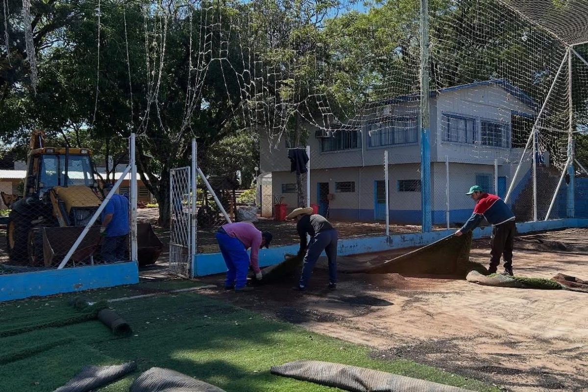 Reforma da quadra de grama sintética da Praça Carlos Chiapetta é iniciada