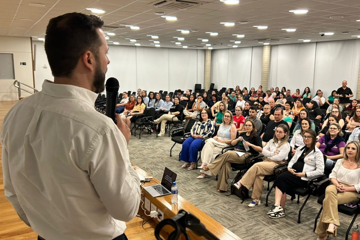 Palestra aborda riscos do uso excessivo de telas na infância em Santo Augusto