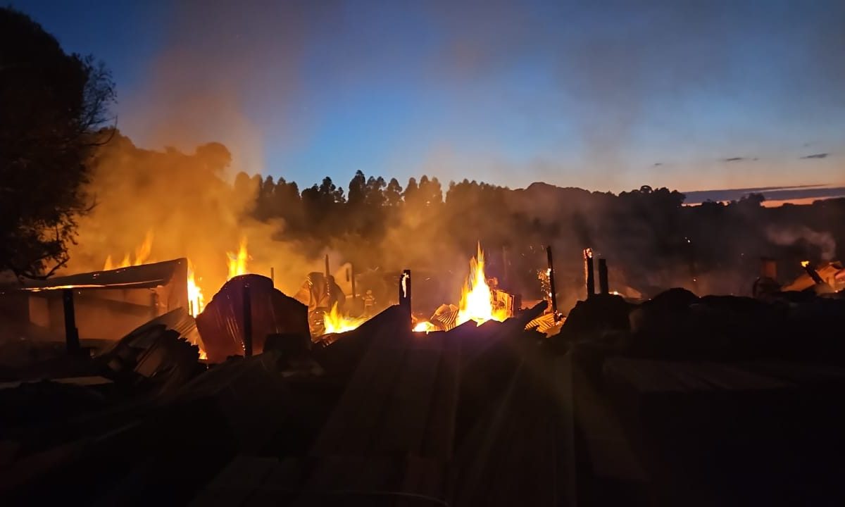 Incêndio atinge serraria de madeireira no interior de Ijuí na madrugada desta quarta-feira