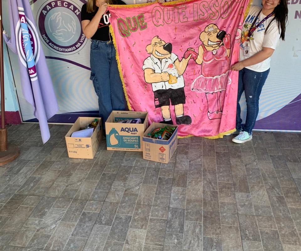 Bloco QQI? entrega doações à Aapecan após evento solidário