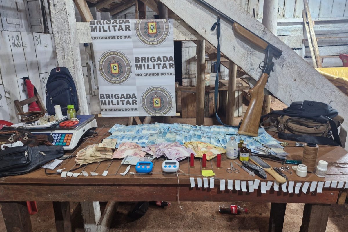Brigada Militar prende 15 pessoas por maus-tratos e desarticula rinha de galo em Santo Augusto