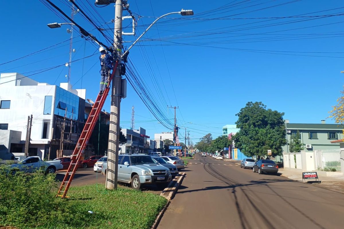 Seguem os trabalhos de retirada de fios em desuso nos postes de energia elétrica em Santo Augusto