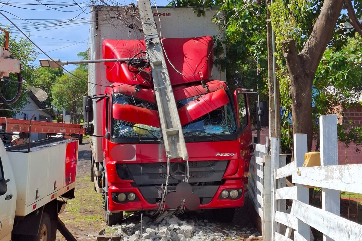 Caminhão desgovernado atinge poste e deixa parte do bairro Glória sem energia em Ijuí