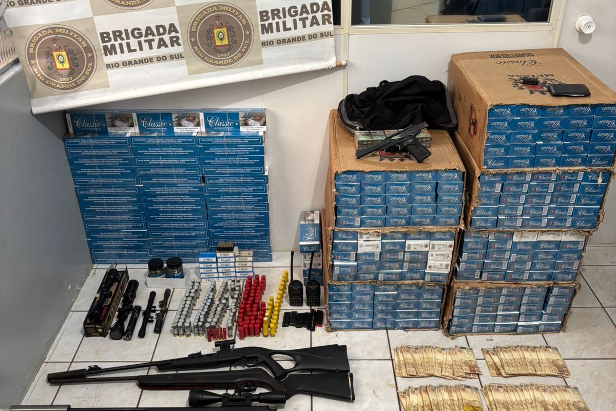 Brigada Militar prende dois homens e apreende armas, munições e cigarros em Derrubadas