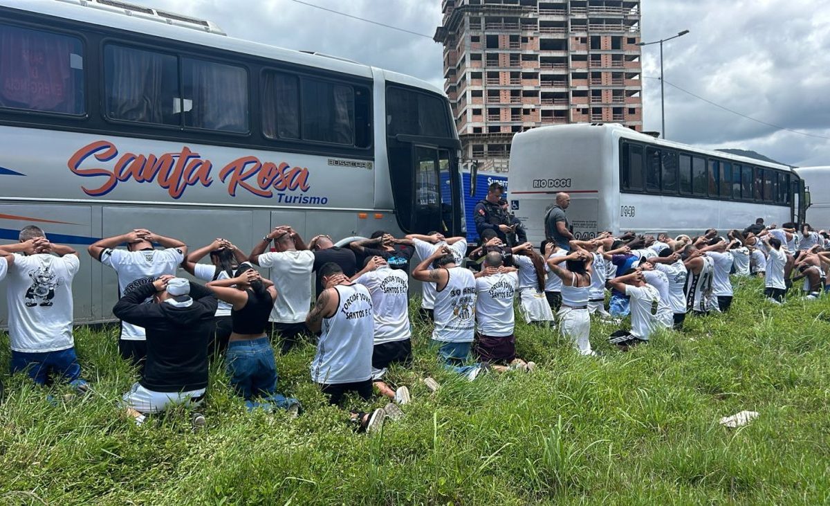 Ônibus de torcedores do Inter é apedrejado após confronto com santistas na BR-101 em SC