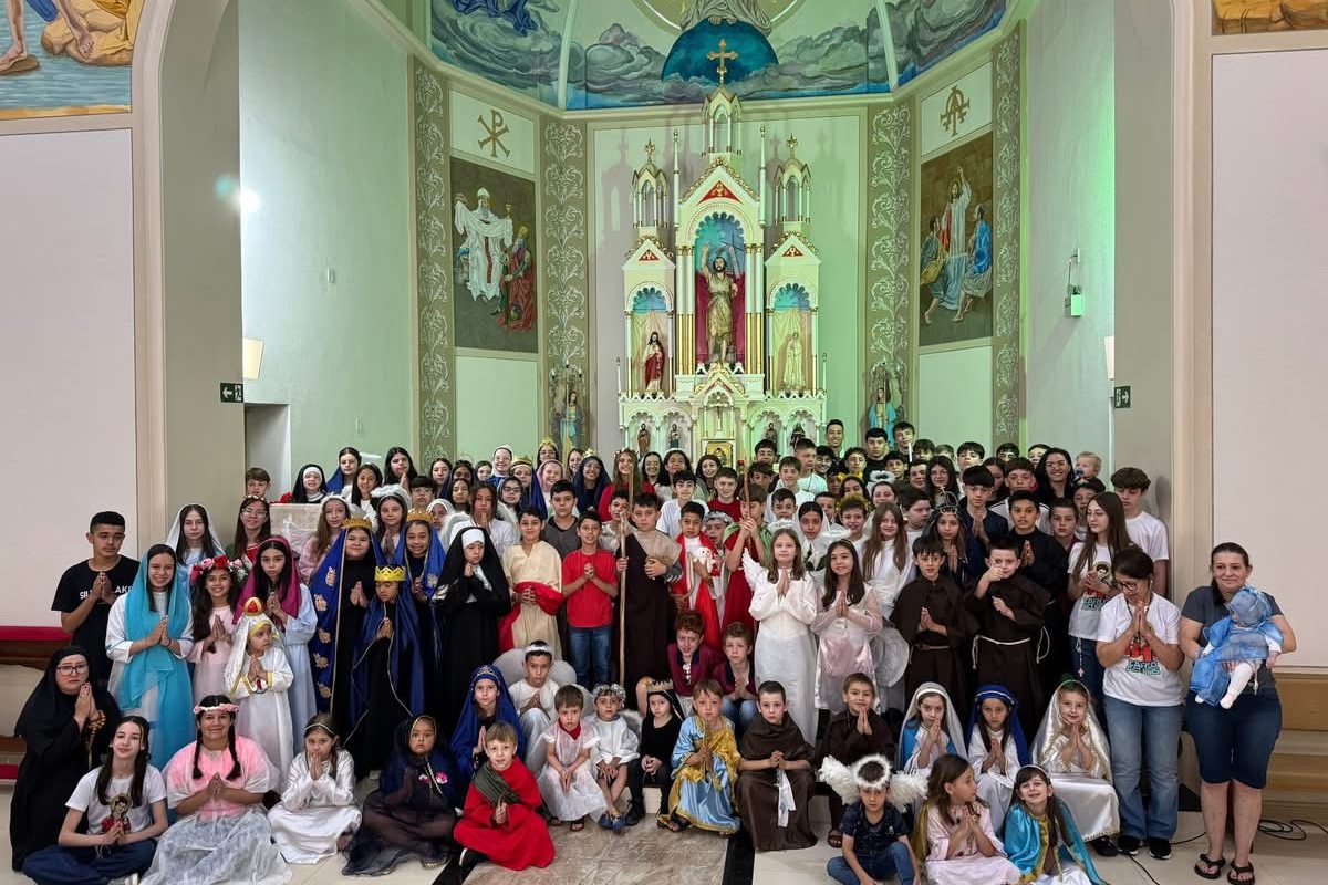 Festa de Todos os Santos reúne crianças e adolescentes no último sábado