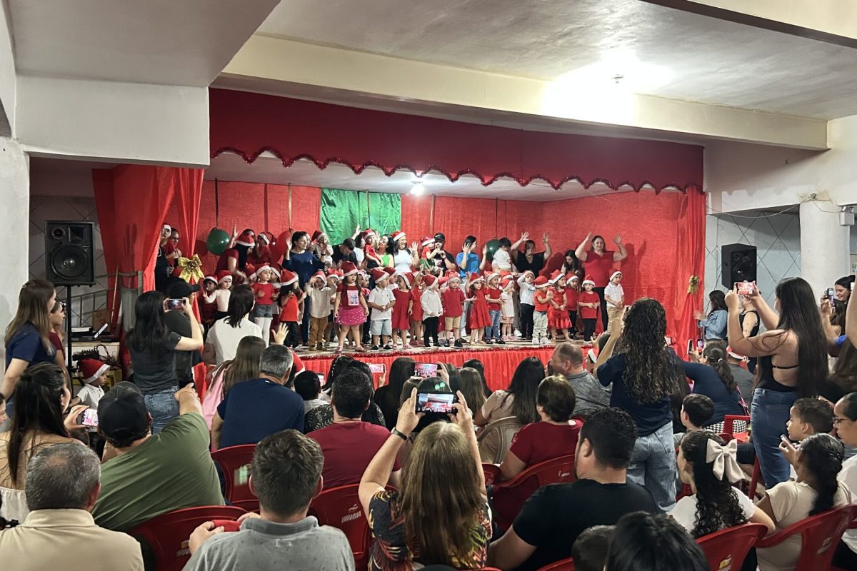 Noite Cultural da EMEI Vaga-lume reúne famílias e encanta público com apresentações natalinas