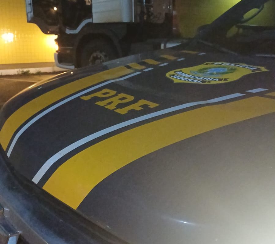 PRF flagra carreta com mais de 200 multas e R$ 70 mil em débitos na BR-285, em Ijuí