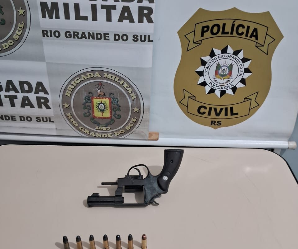 Brigada Militar e Polícia Civil prendem dois homens por posse ilegal de arma de uso proibido em Três Passos