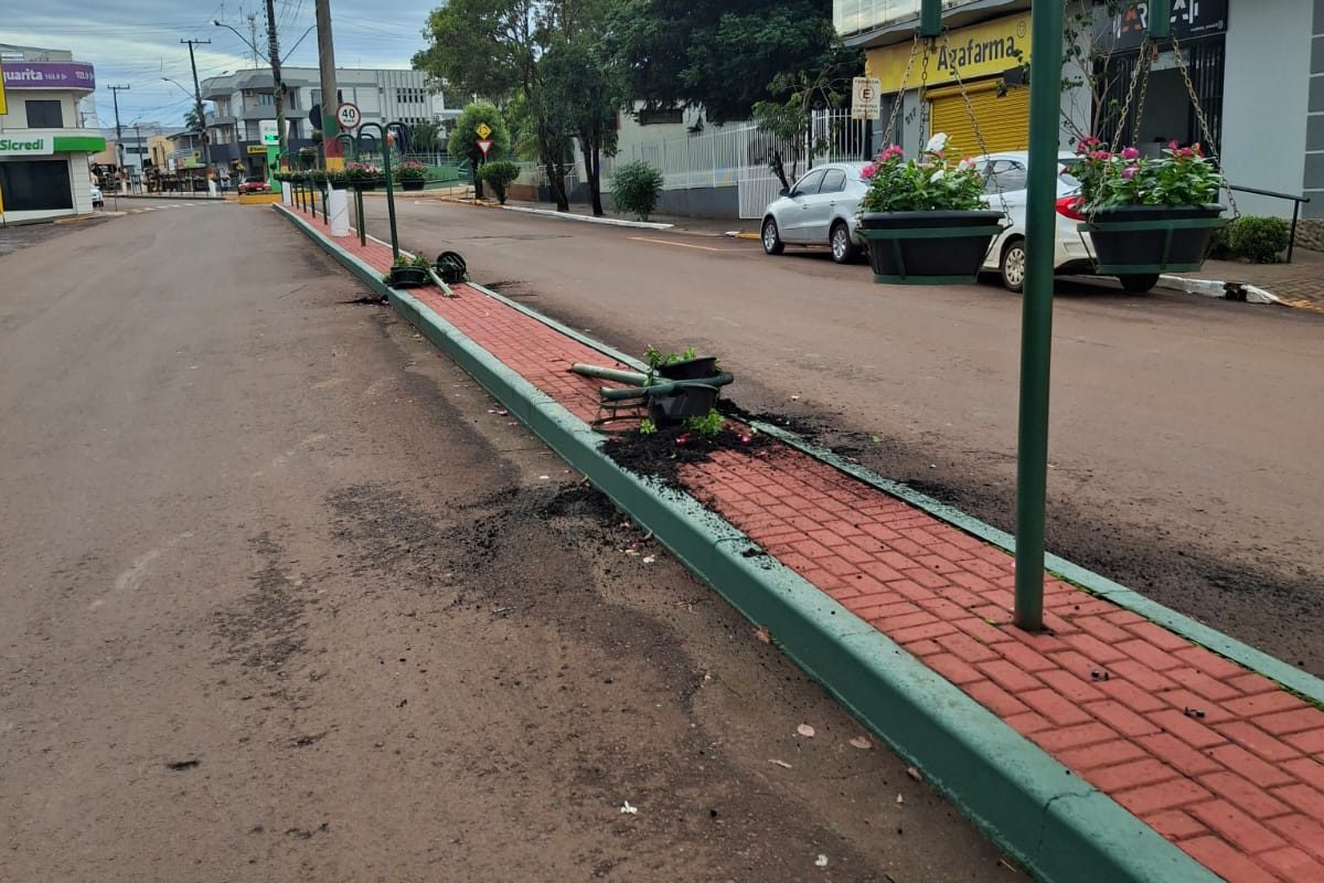 Floreiras são destruídas nesta madrugada em Coronel Bicaco