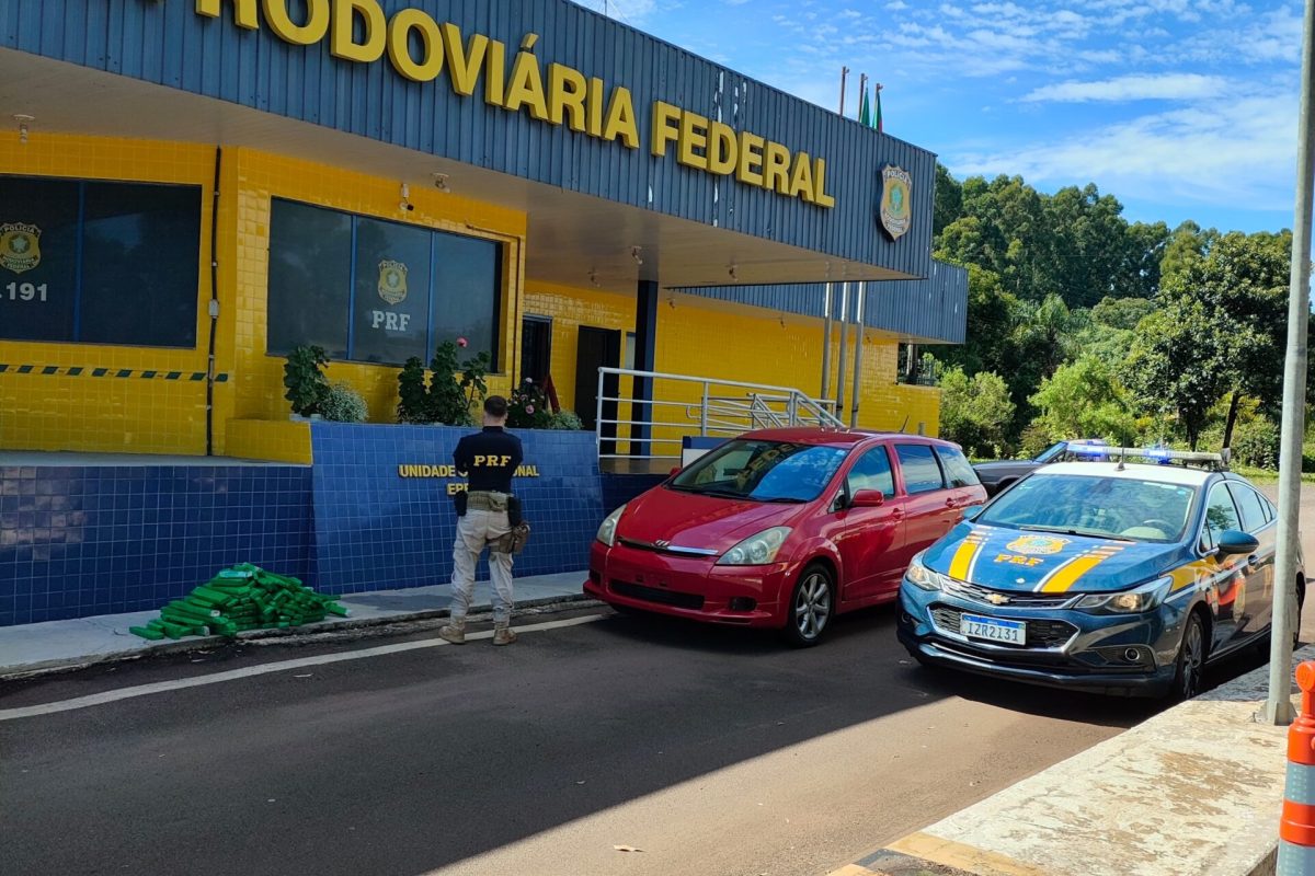 PRF apreende cerca de 91 quilos de maconha em veículo com placas do Paraguai na BR-480