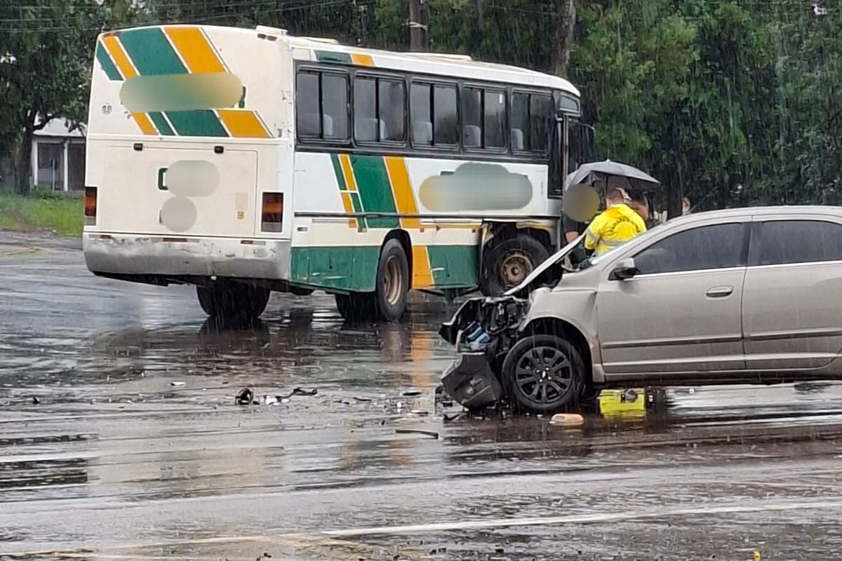 Ônibus e automóvel colidem na ERS-155 em frente à Rodoviária de Ijuí