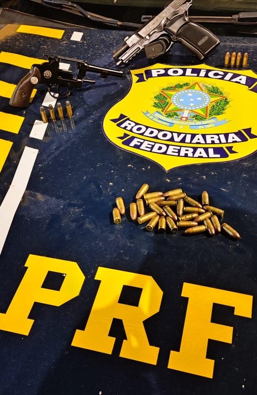 PRF prende dois homens com armas e munições em ônibus na BR-386, em Sarandi